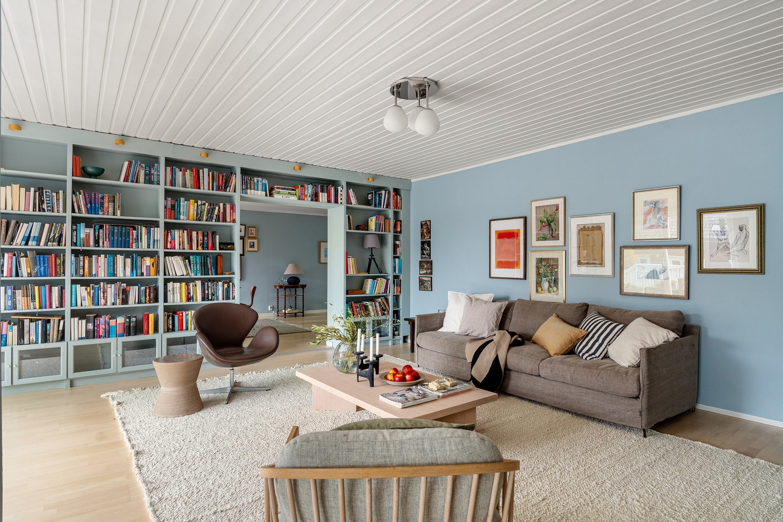 Fra stuen er det utgang til en romslig terrasse på ca. 34 m² med adkomst videre til hagen, noe som gir en flott forlengelse av oppholdsrommet i sommerhalvåret. Galleribilde