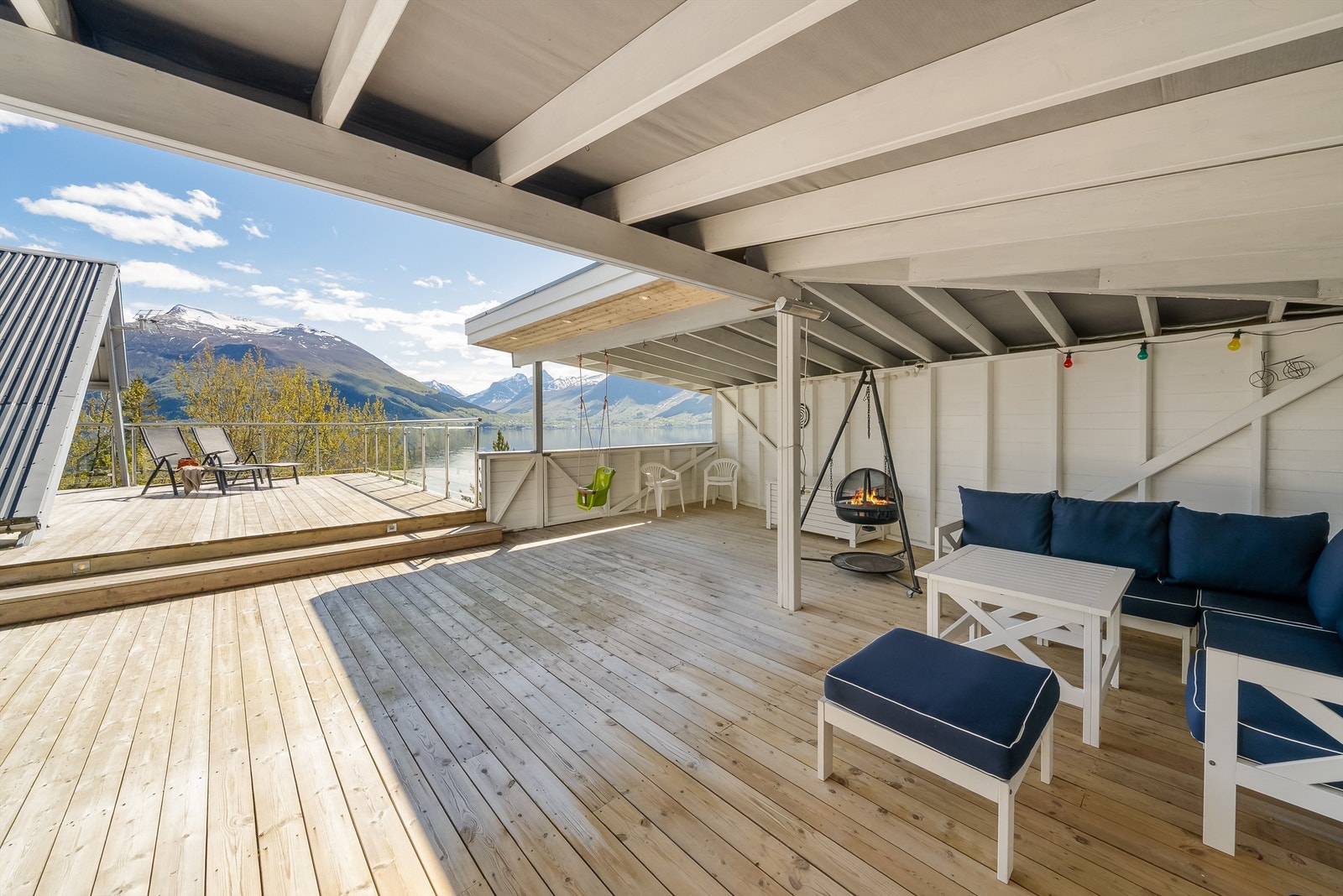 Stor overbygget terrasse. Tilbygget sammen med anneks i 2016. Galleribilde