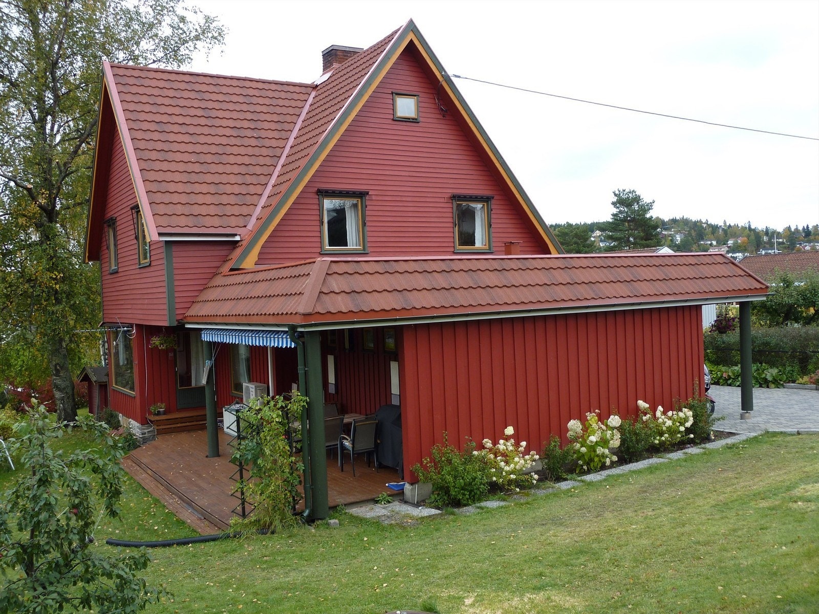 Huset har en romslig uteplass med både terrasse og hage. Galleribilde