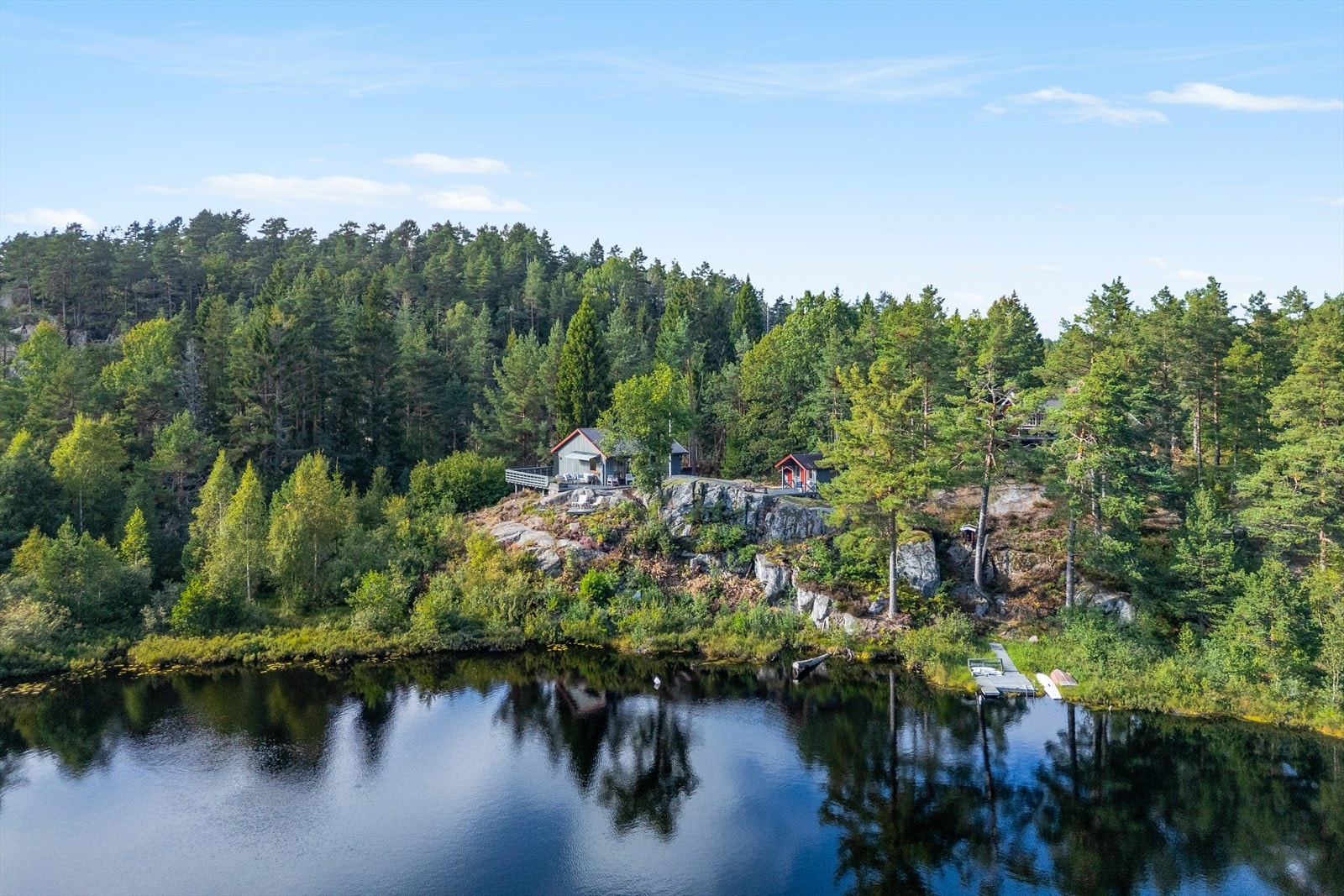 Sjarmerende og koselig eiendom med både hytte, anneks og bod Galleribilde