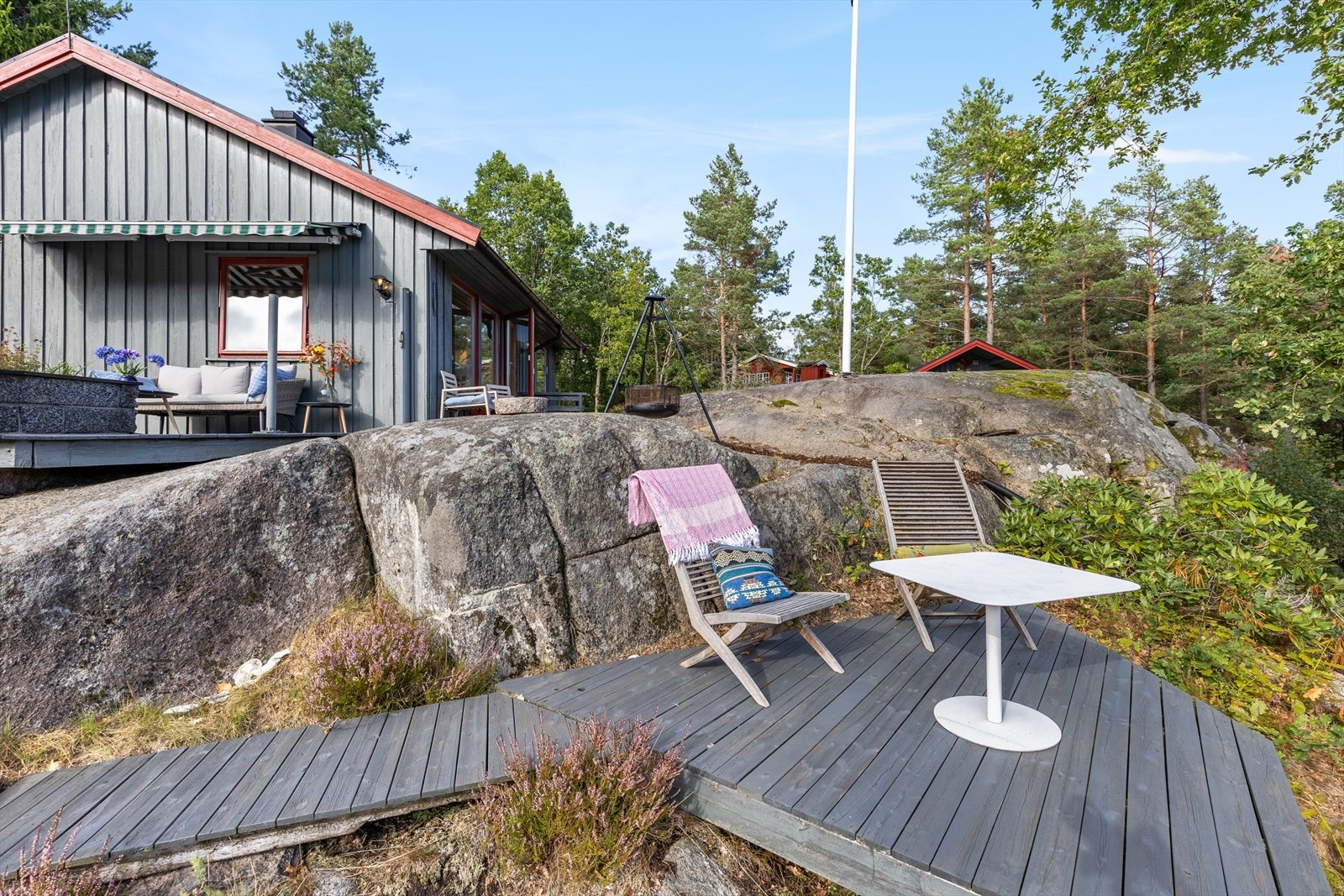 Platting med plass til liten sittegruppe eller bålpanne Galleribilde
