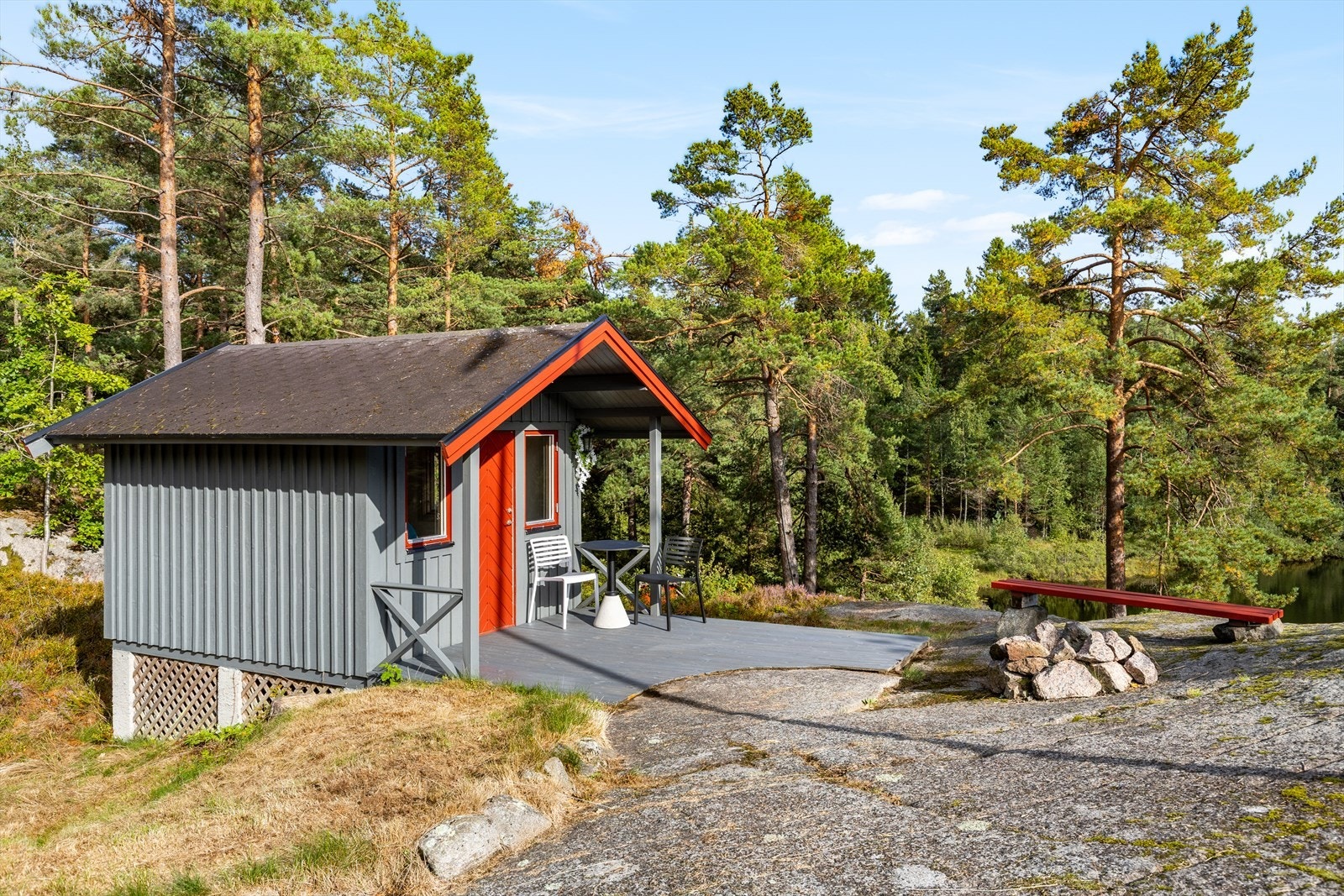 Frittstående anneks med liten terrasse i front Galleribilde