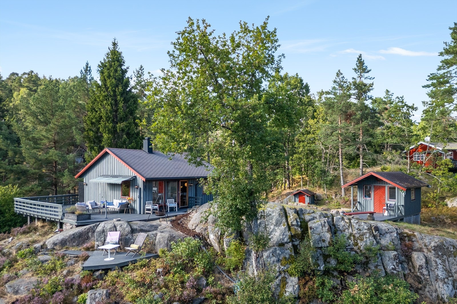 Eiendommen består av hytte, anneks og bod/utedo, samt hyggelige uteområder med terrasse og platting Galleribilde