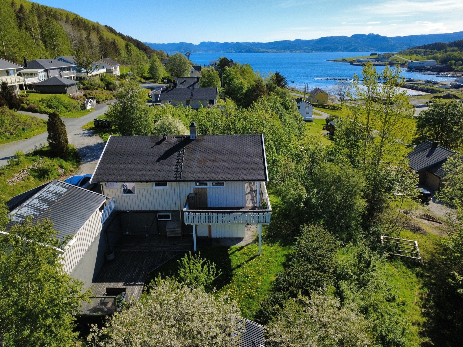 I hagen finner du en stor og skjermet terrasse på 36 kvm med pergola. Galleribilde