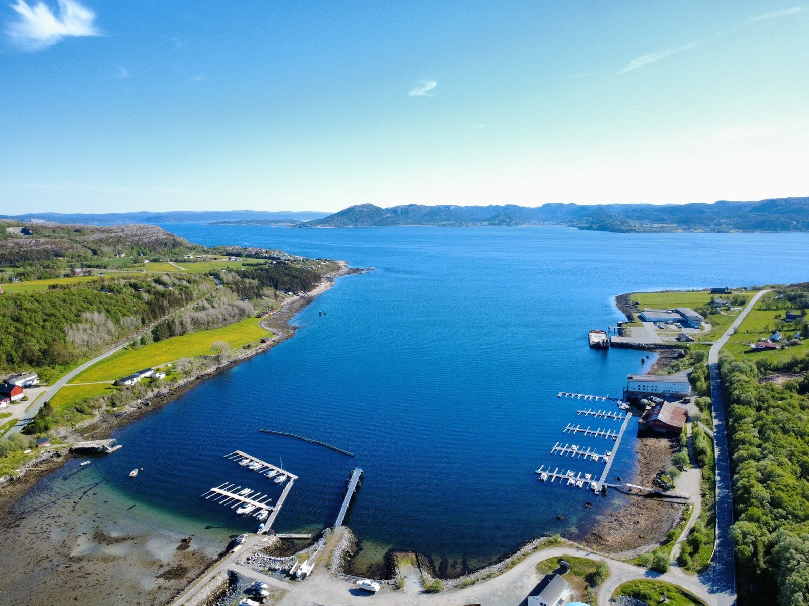 For den som er glad i sjøen med båt og fiskelivet er Selvbukta Marina innen kort gåavstand. Galleribilde
