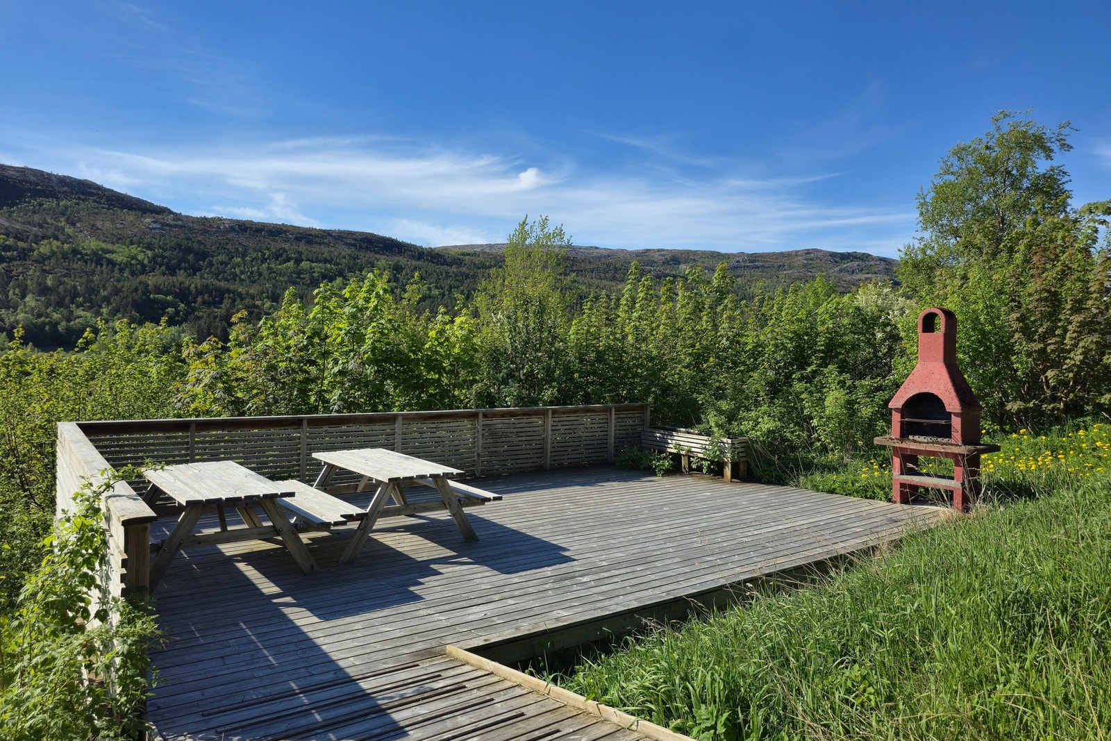Like ved huset er det en stor felles terrasse for alle i nabolaget. Galleribilde