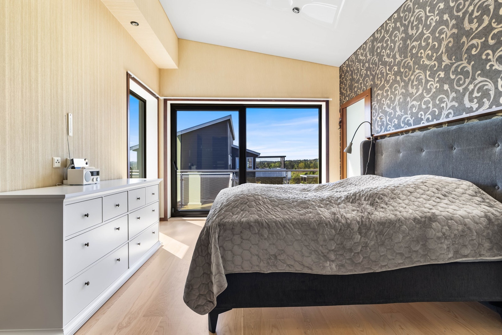 Hovedsoverom med walk in closet, baderom og utgang til stor balkong. Galleribilde