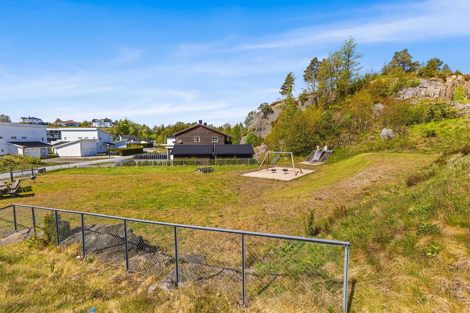 Lekeplass like over veien for eiendommen. Galleribilde