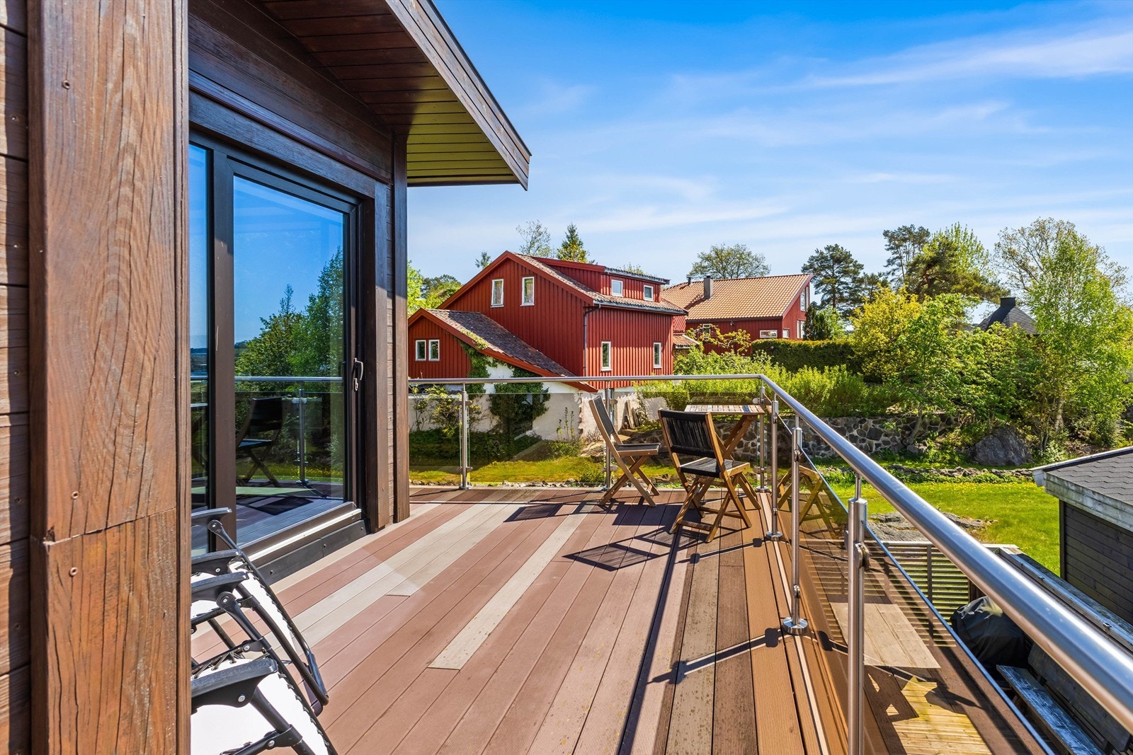Balkongen i 2 etg. har tilgang fra hovedsoverom og stue/soverom. Balkongen er solrik og har flott utsikt. Galleribilde