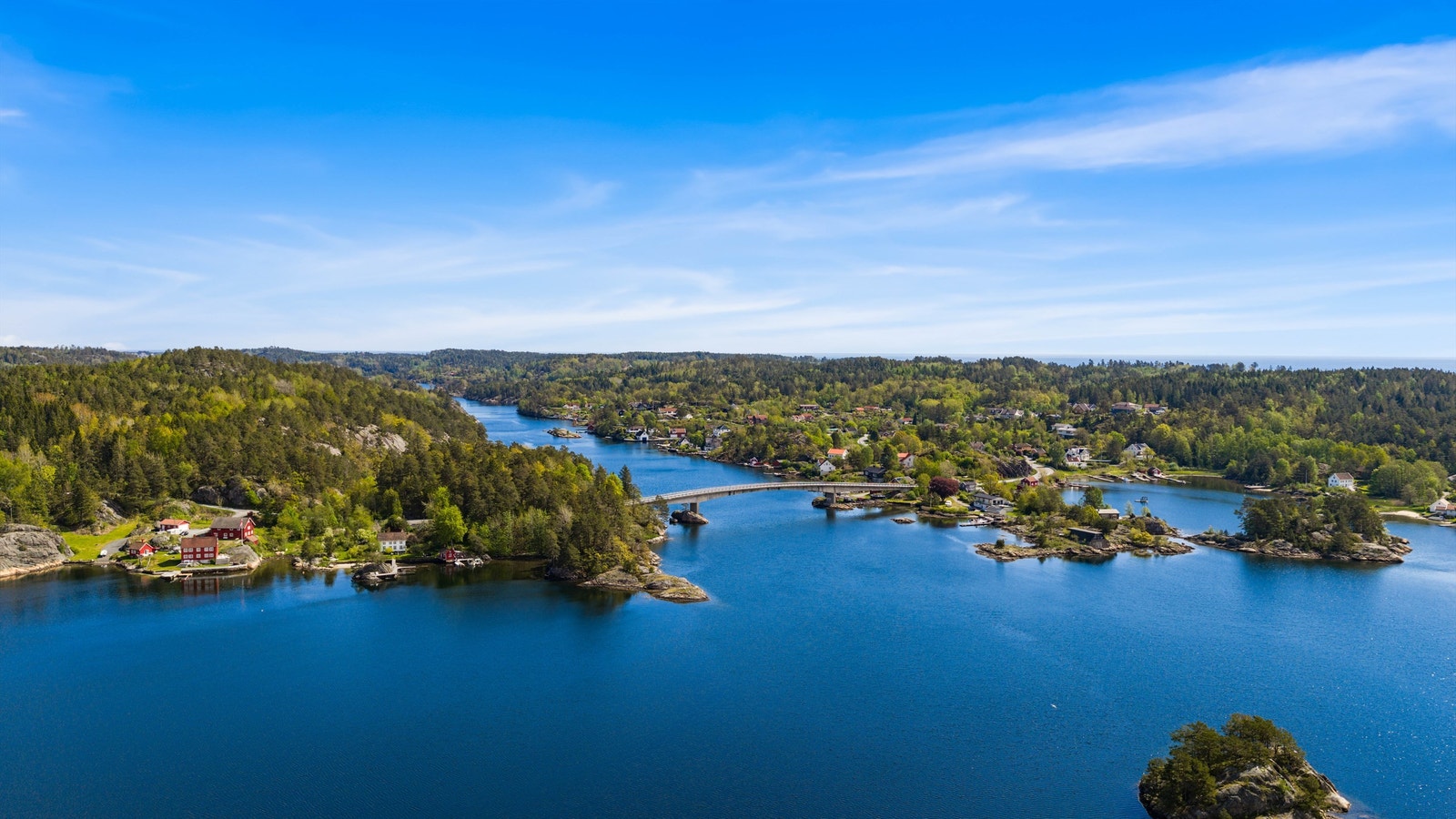 Skjærgården utenfor Arendal er magisk med en rekke fine holmer og strender. Galleribilde