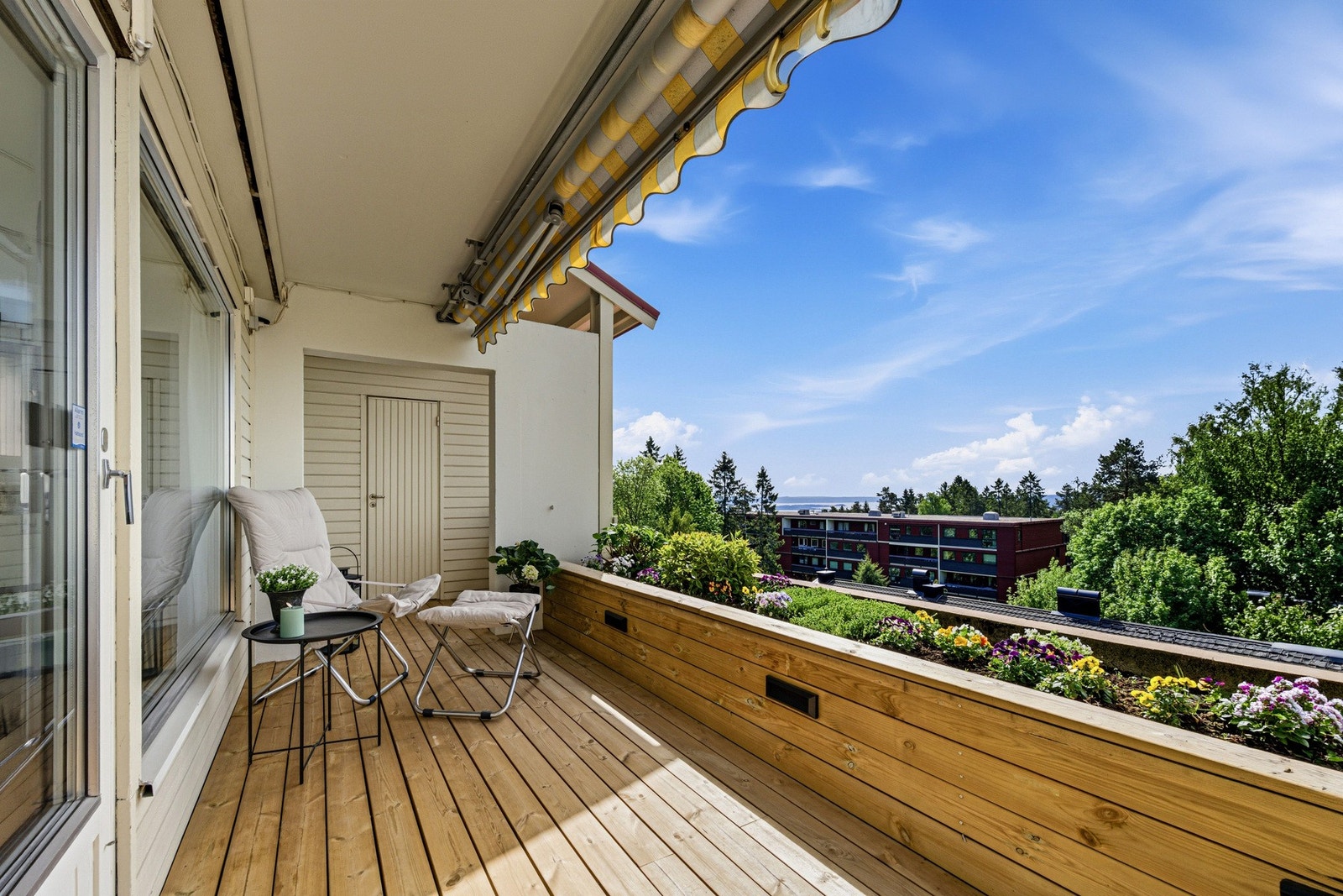 Stor og solrik terrasse Galleribilde