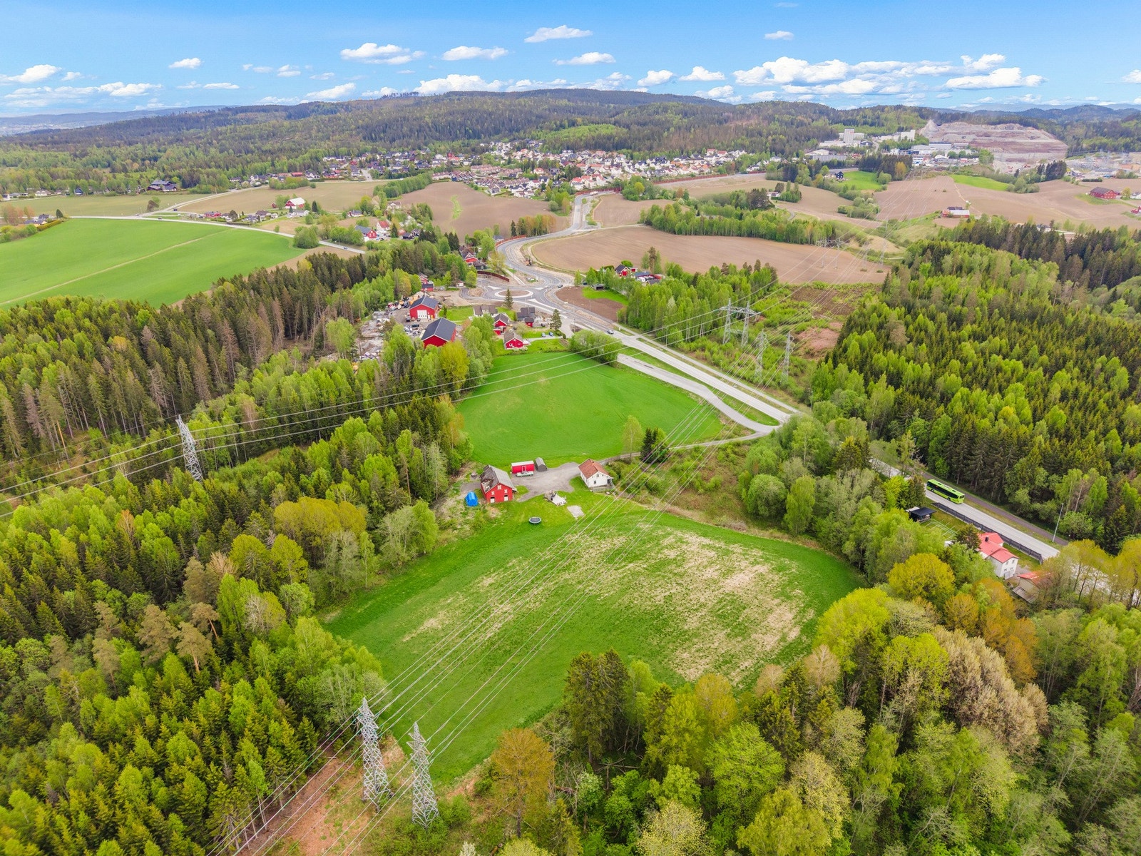 Eiendommen er i all hovedsak de to jordene samt noe tilliggende skog. Tegninger med eiendomsgrenser er vedlagt salgsoppgaven. Galleribilde