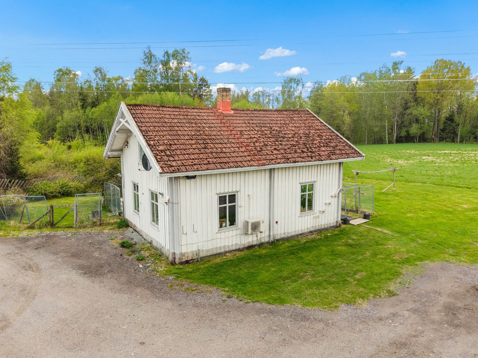 Eiendommen rommer omtrentlig 33 dekar fordelt på 21,2 daa dyrket mark, 8,7 daa produktiv skog og 2,9 daa bebygd areal. Galleribilde
