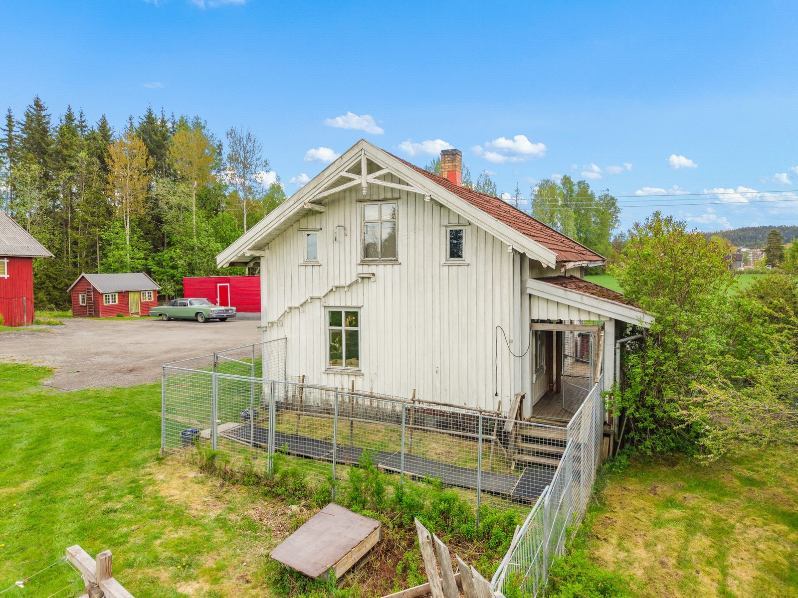 Eiendommen rommer omtrentlig 33 dekar fordelt på 21,2 daa dyrket mark, 8,7 daa produktiv skog og 2,9 daa bebygd areal. Galleribilde