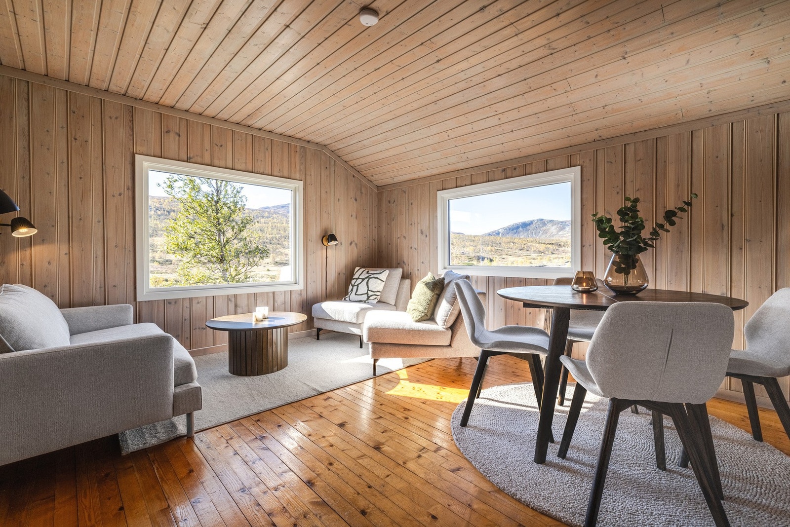 Et romslig og hyggelig oppholdsrom med peisovn som sørger for god atmosfære. Galleribilde