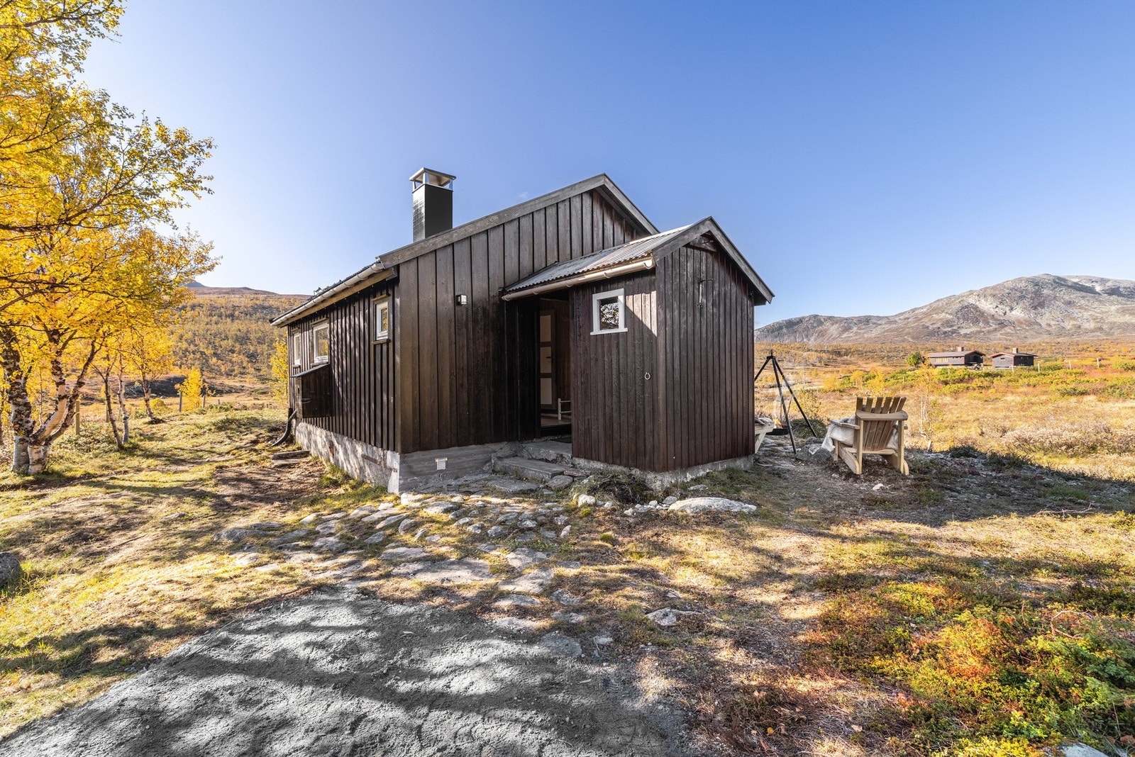 Hytta har en naturskjønn tomt med stedlige masser. Galleribilde