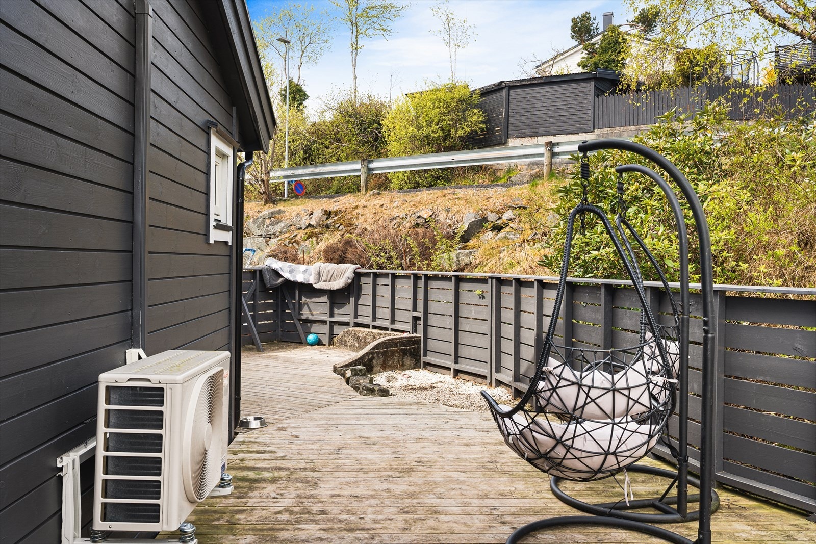 Vestvendt terrasse på ca. 50 kvm tilhører leiligheten. Galleribilde
