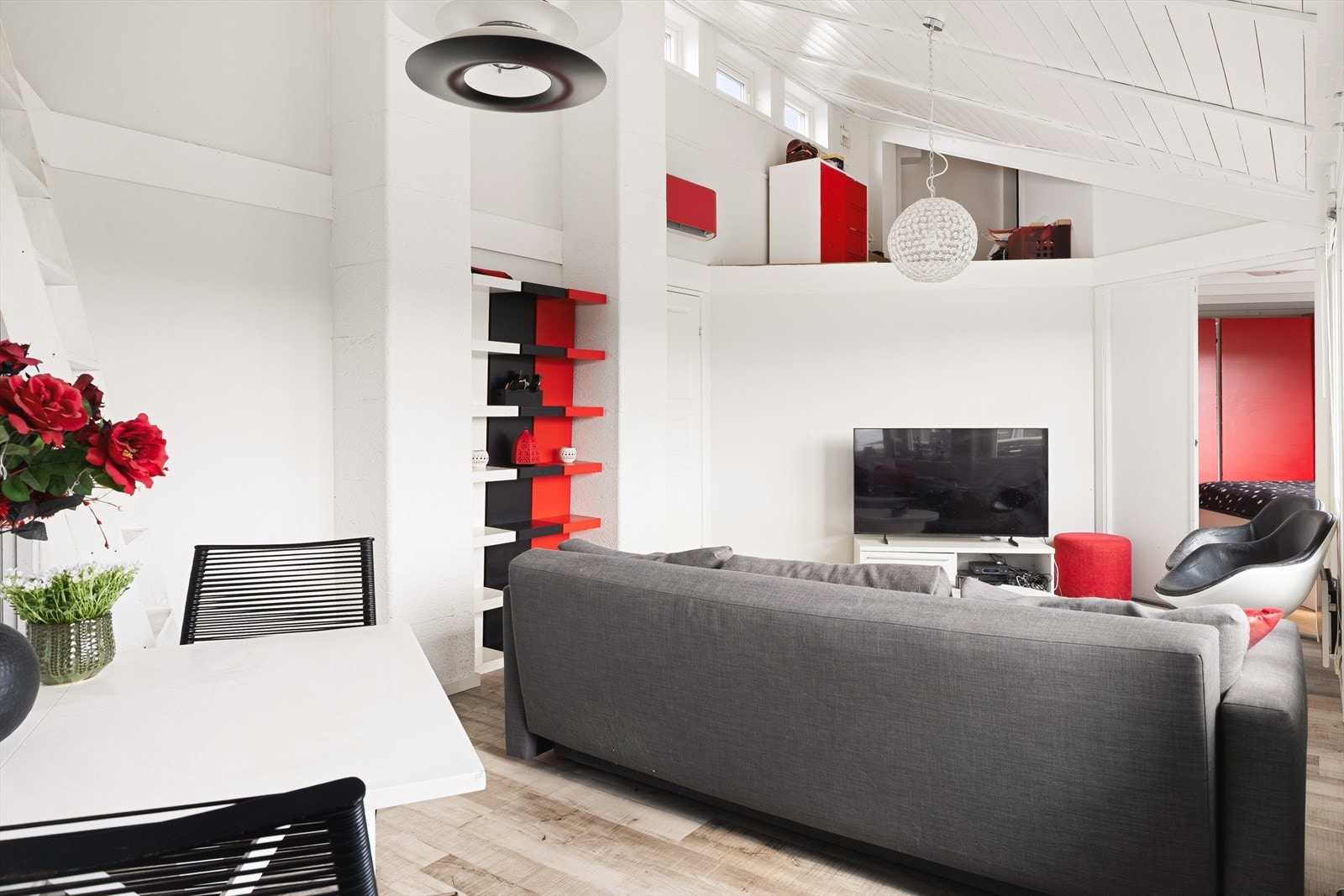 Utformingen på rommet gir plass til både sittegruppe og spisebord. Galleribilde