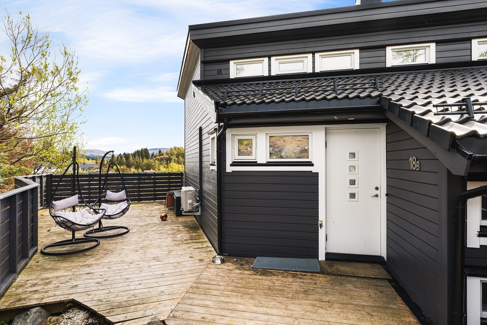 Leiligheten har en flott intern plassering i borrettslaget med tilkomst fra bakkeplan. Galleribilde