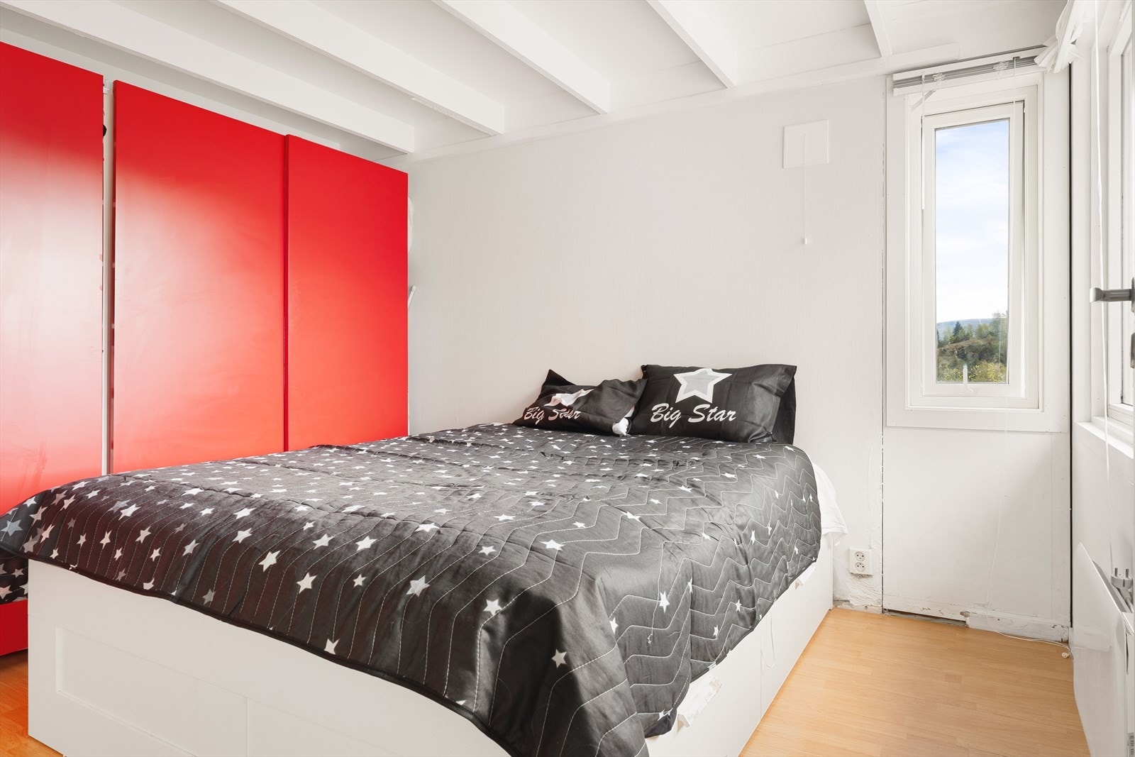 Soverommet har godt med oppbevaring i et stort garderobeskap. Det er også tilkomst til vaskerom. Galleribilde