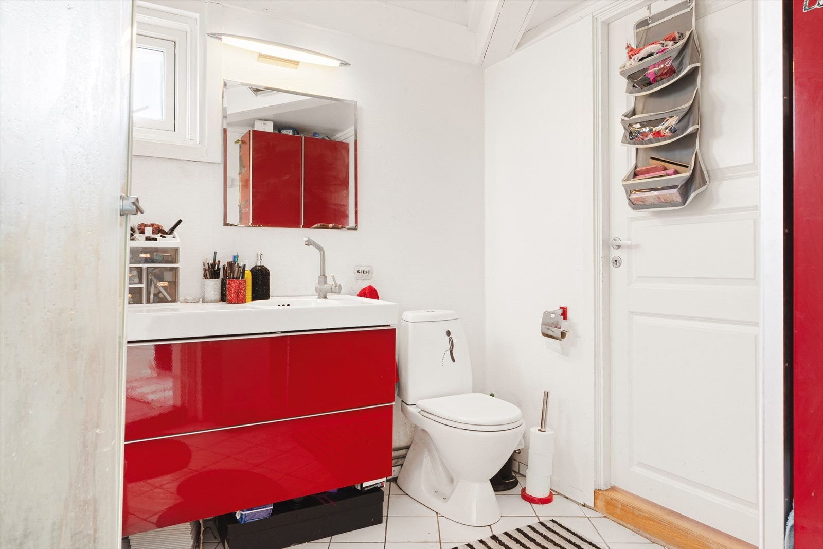 Badet måler 6 kvm og inneholder baderomsinnredning med speil, dusjkabinett og toalett. Galleribilde