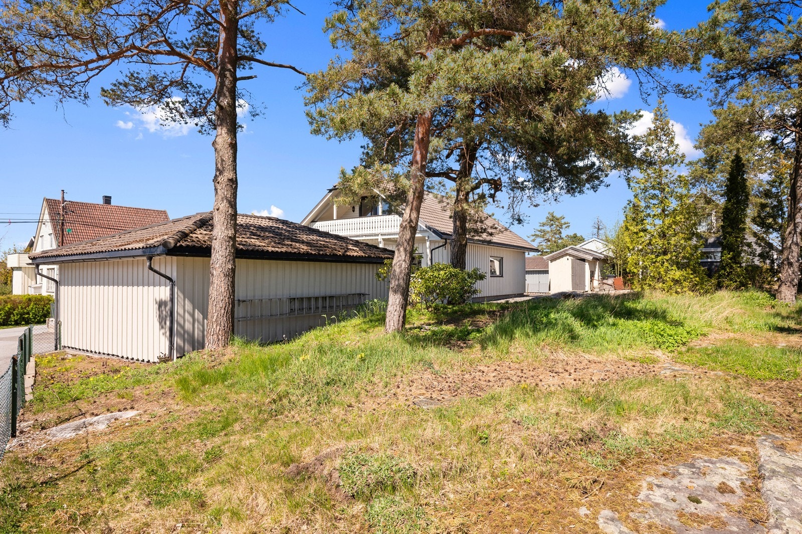 Både garasje og uthus gir rikelig med plass for oppbevaring av utstyr og kjøretøy. Galleribilde