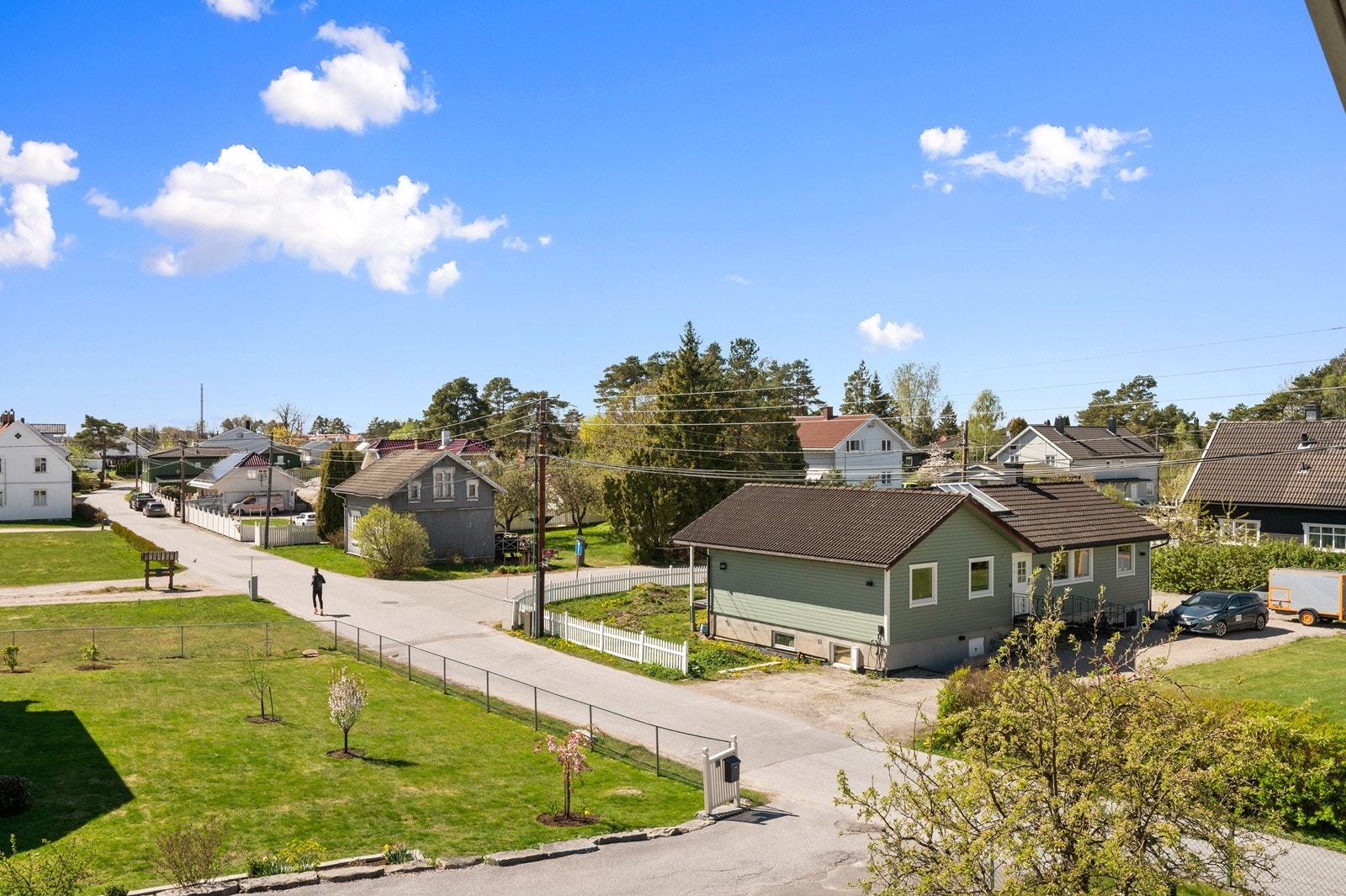 Beliggenhet i et rolig nabolag med kort vei til både skole og barnehage. Galleribilde