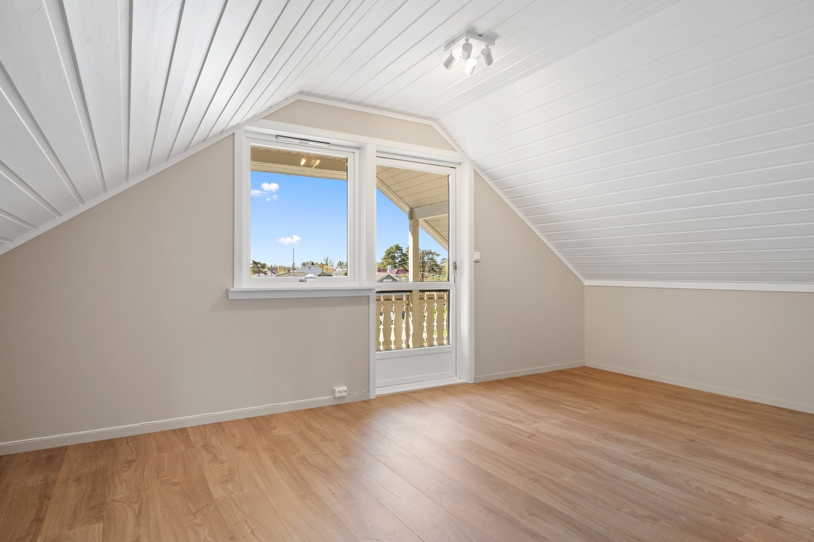 Fra loftstuen er det utgang til en overbygget balkong på ca. 6 m². Galleribilde