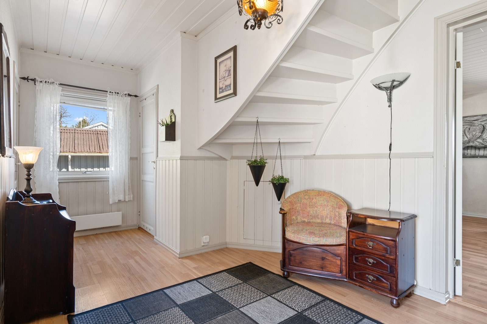 Hallen er boligens knutepunkt, med trapp opp til andre etasje og videre adkomst til øvrige rom. Galleribilde