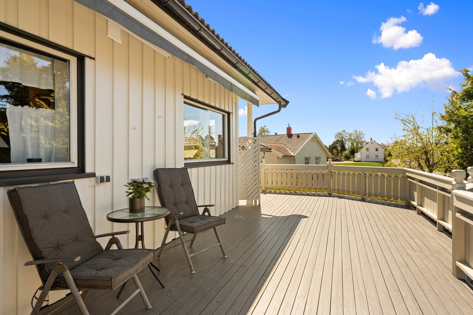 Stor veranda på ca. 55 m² med god plass til flere sittegrupper. Galleribilde