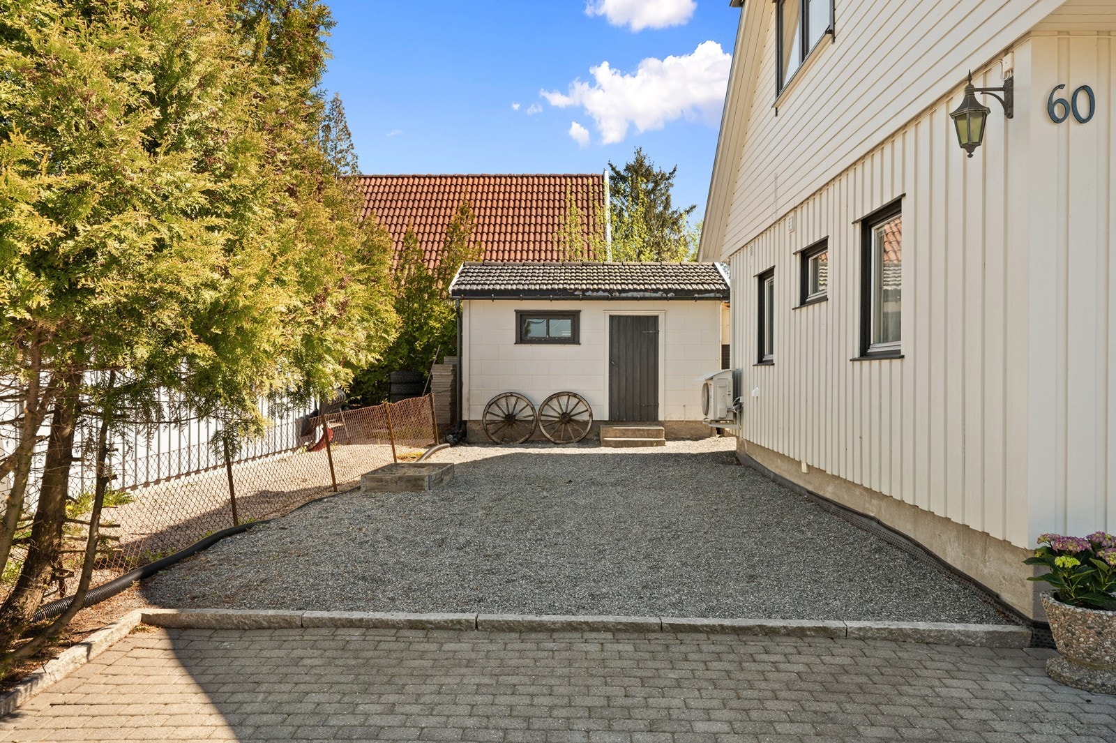 På tomten står også et eldre uthus som gir ytterligere lagringsplass. Galleribilde