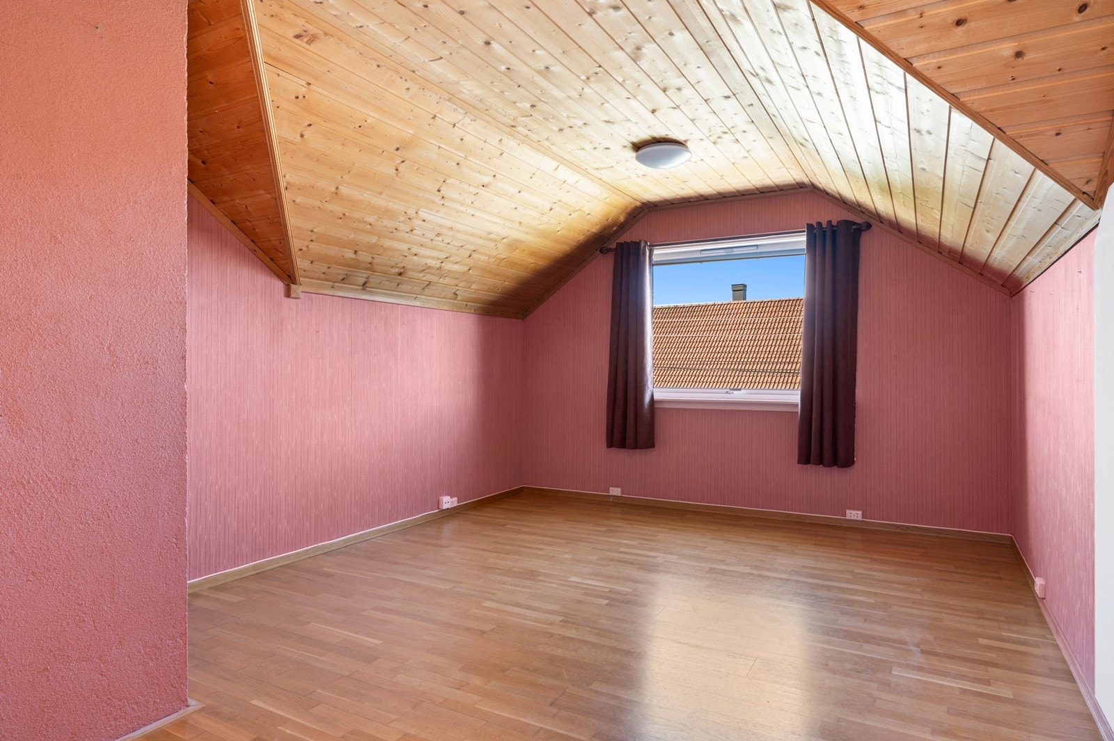 Romslig loftstue. Galleribilde