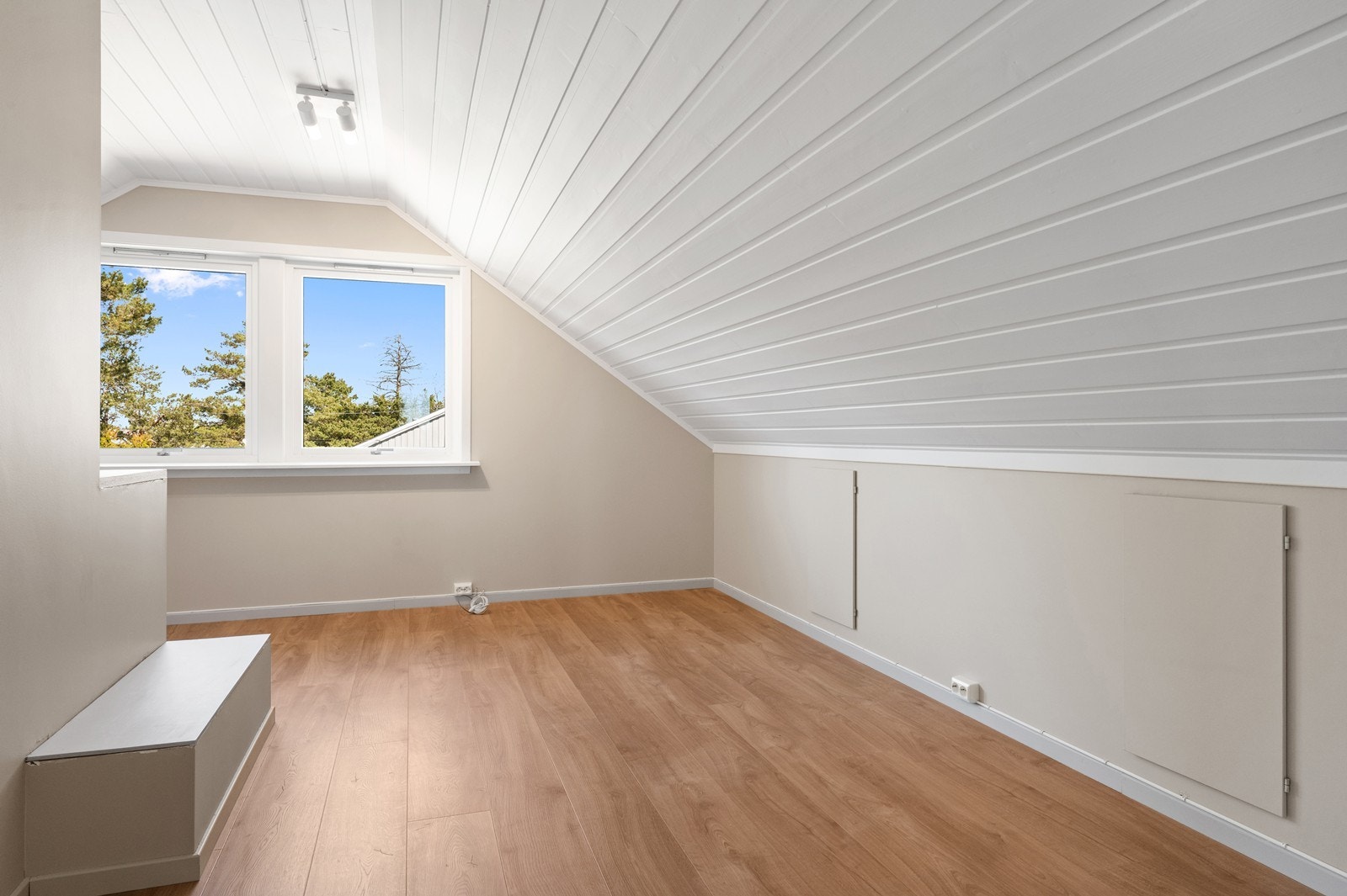 Rommet har knevegger med kott for ekstra lagring. Galleribilde