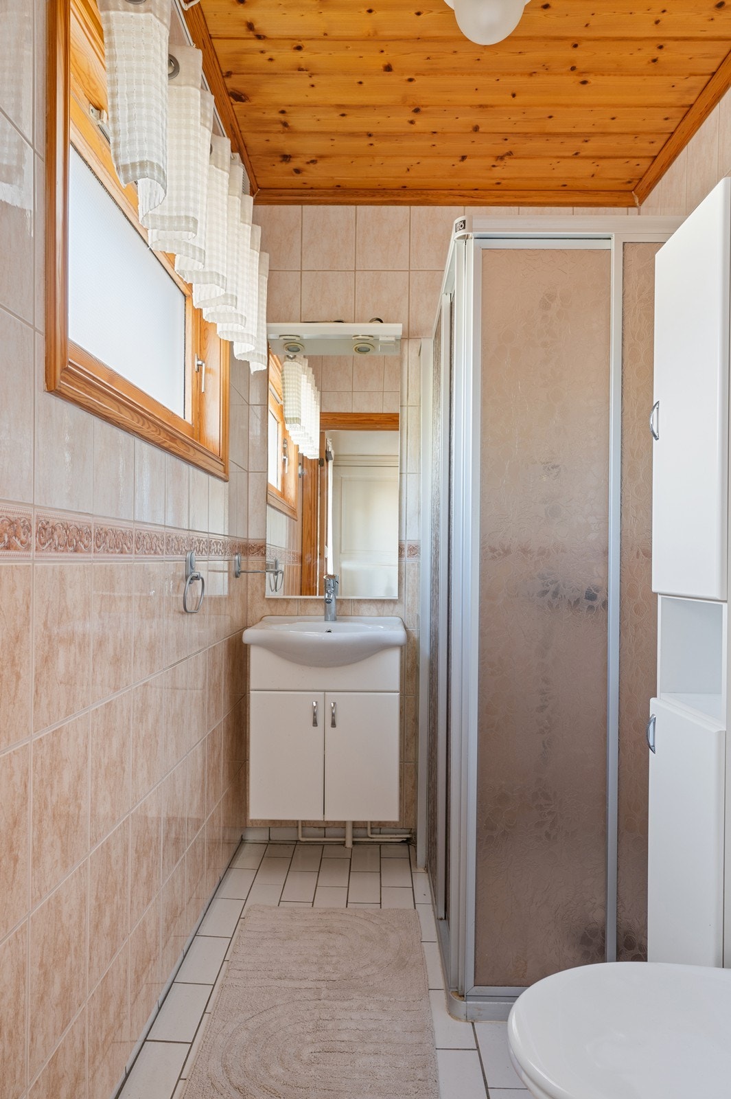 Badet er av eldre dato og har himling med trepanel. Galleribilde
