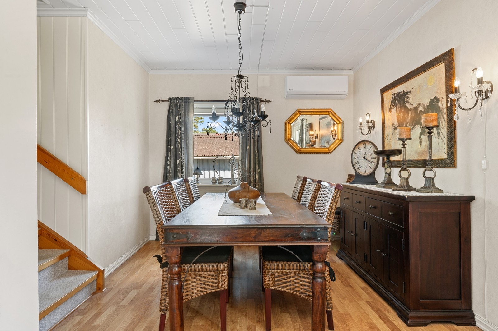 Spisestuen har god plass til langbord og er utstyrt med varmepumpe. Galleribilde