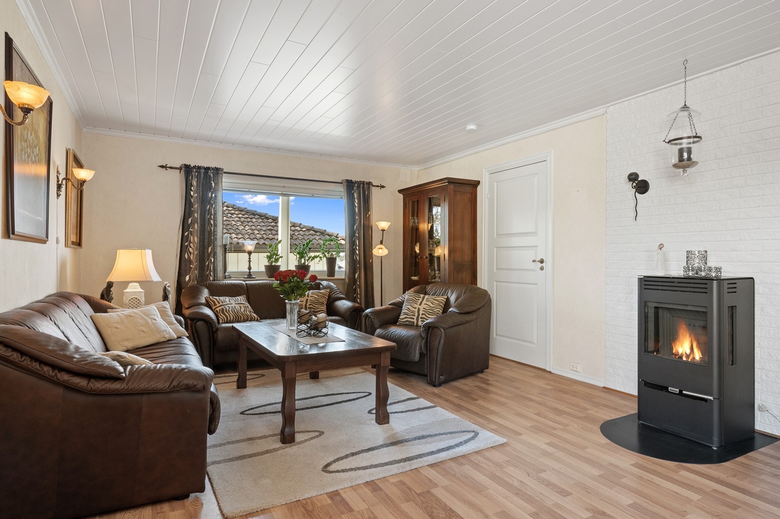Rommet har plass til en romslig sofagruppe. Galleribilde