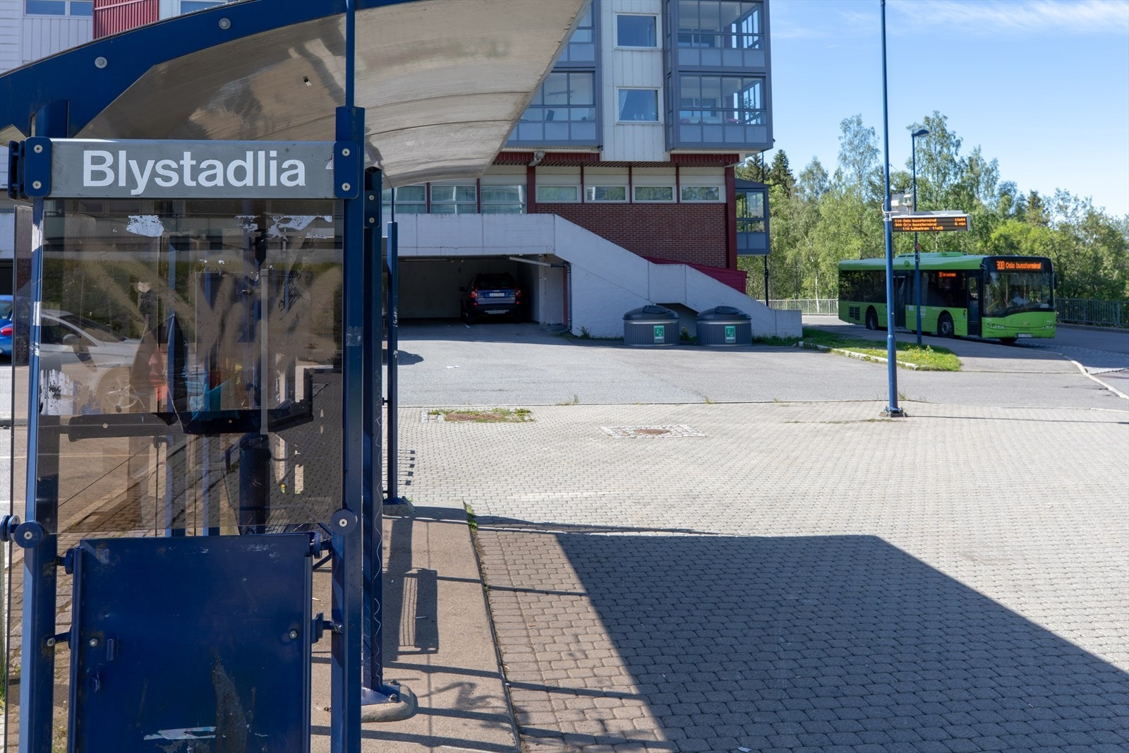 Bussholdeplass like utenfor leiligheten. Hyppige avganger med 300-bussen mot Oslo S hvert 10 minutt Galleribilde