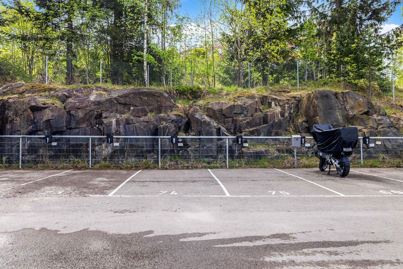 Fast utendørs biloppstillingsplass med lademulighet via abbonementsløsning fra Aneo. Galleribilde