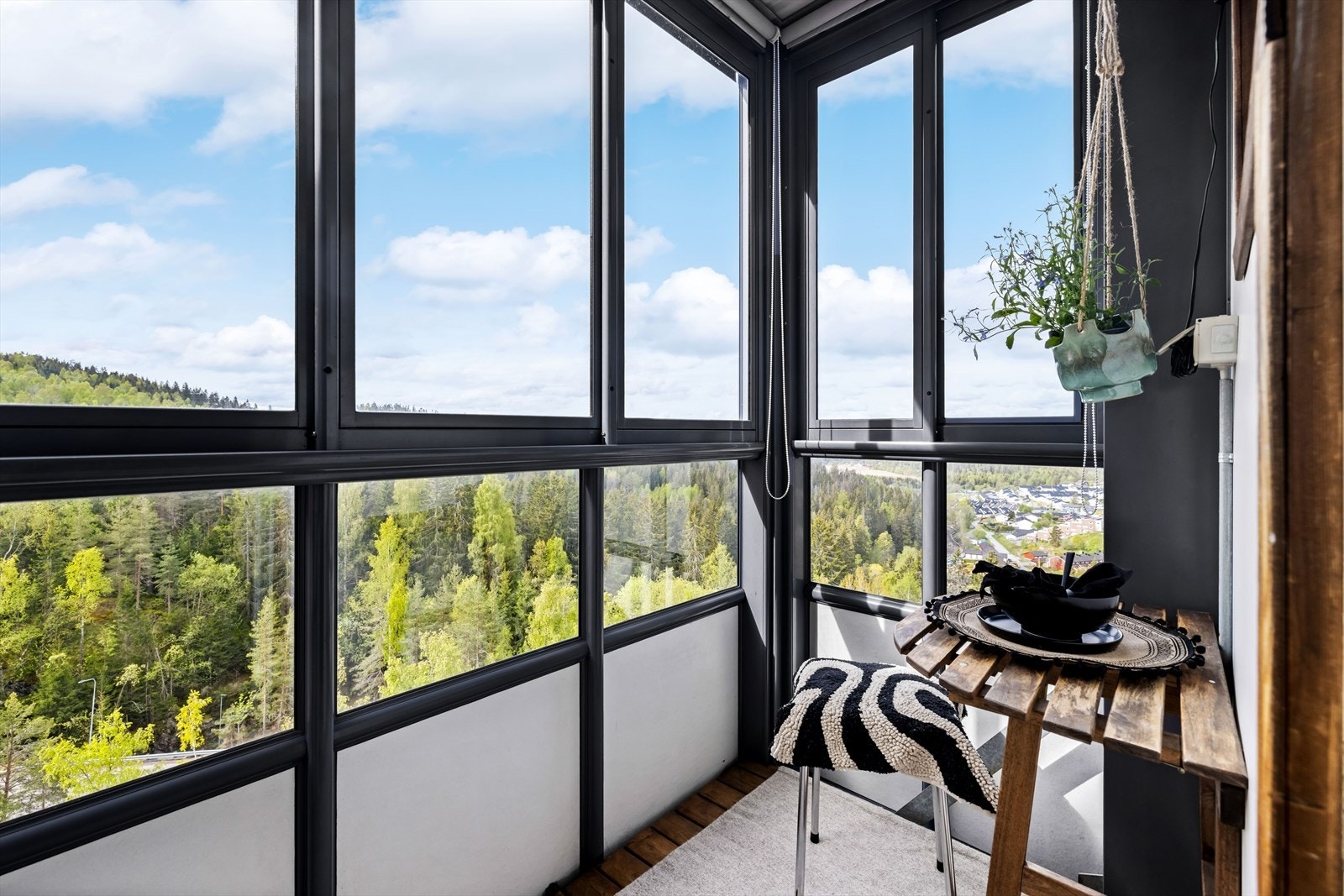 Innglasset balkong med skyvevinduer, tredekke og stikk. Galleribilde