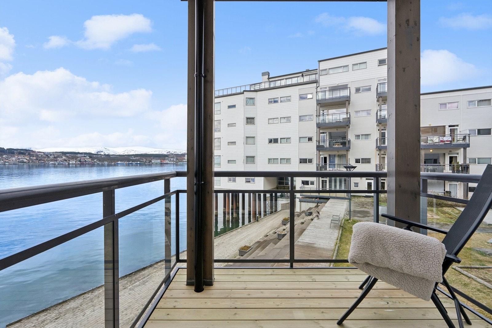 Den private balkongen fra hovedsoverommet gir en flott uteplass med utsikt mot sundet. Galleribilde