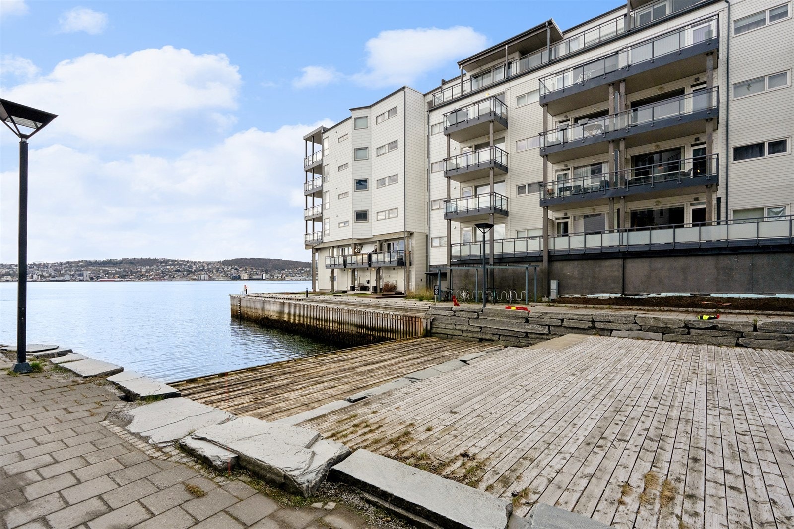 Eiendommen ligger i et veletablert og populært boområde med umiddelbar nærhet til sjøen. Galleribilde