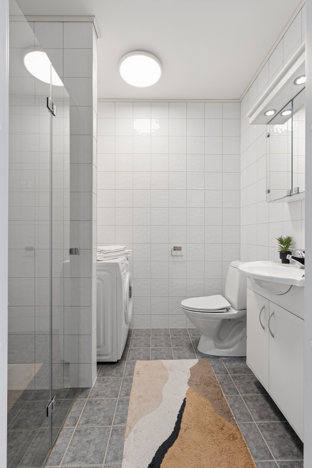 Badet er flislagt og har elektriske varmekabler i gulvet. Galleribilde