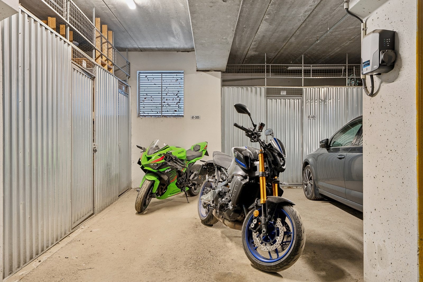 Det medfølger parkeringsplass med elbil-lader i felles garasjeanlegg og en egen sportsbod på 5 m² i underetasjen. Galleribilde