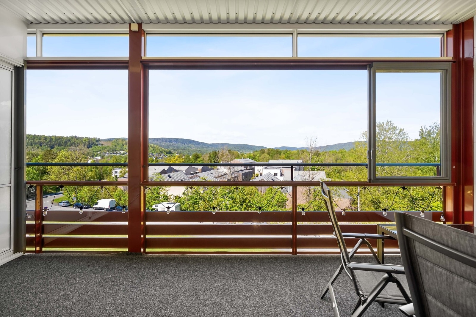 Leiligheten byr på en innglasset balkong på hele 18 kvm. Galleribilde