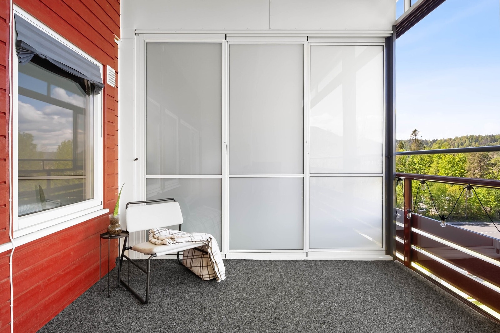 Det er også en bod bak skyvedørene på balkongen. Galleribilde