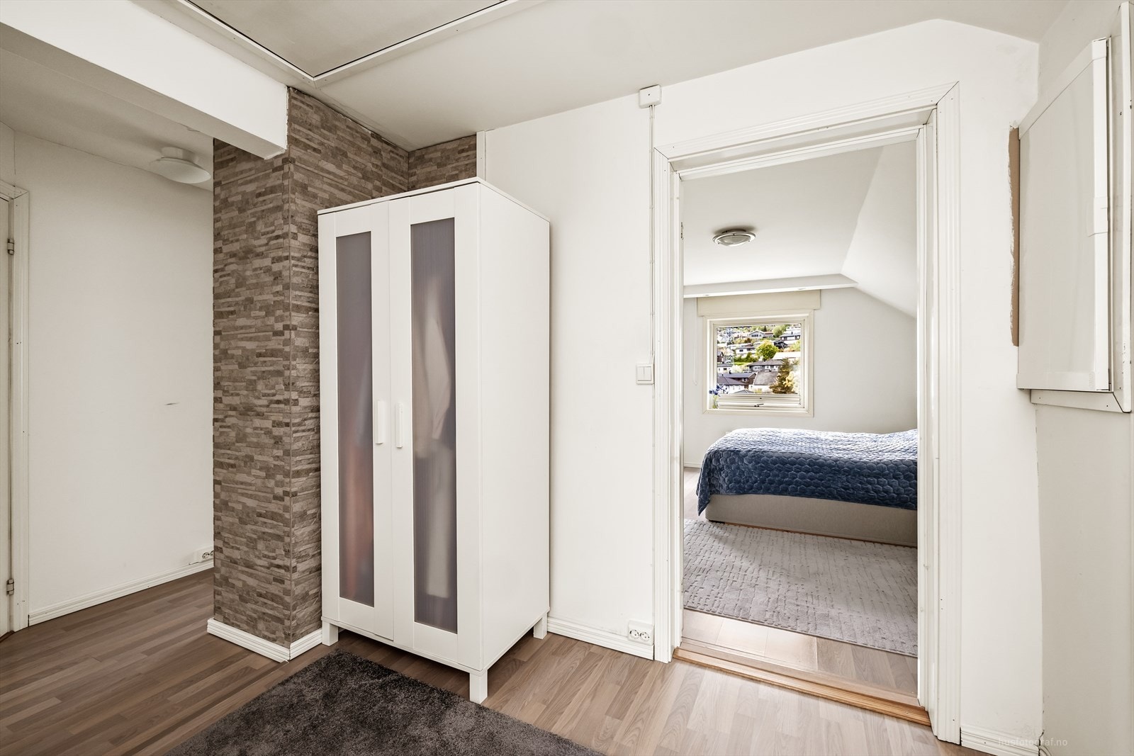Fra gangen er det adkomst til alle rommene i etasjen. Galleribilde