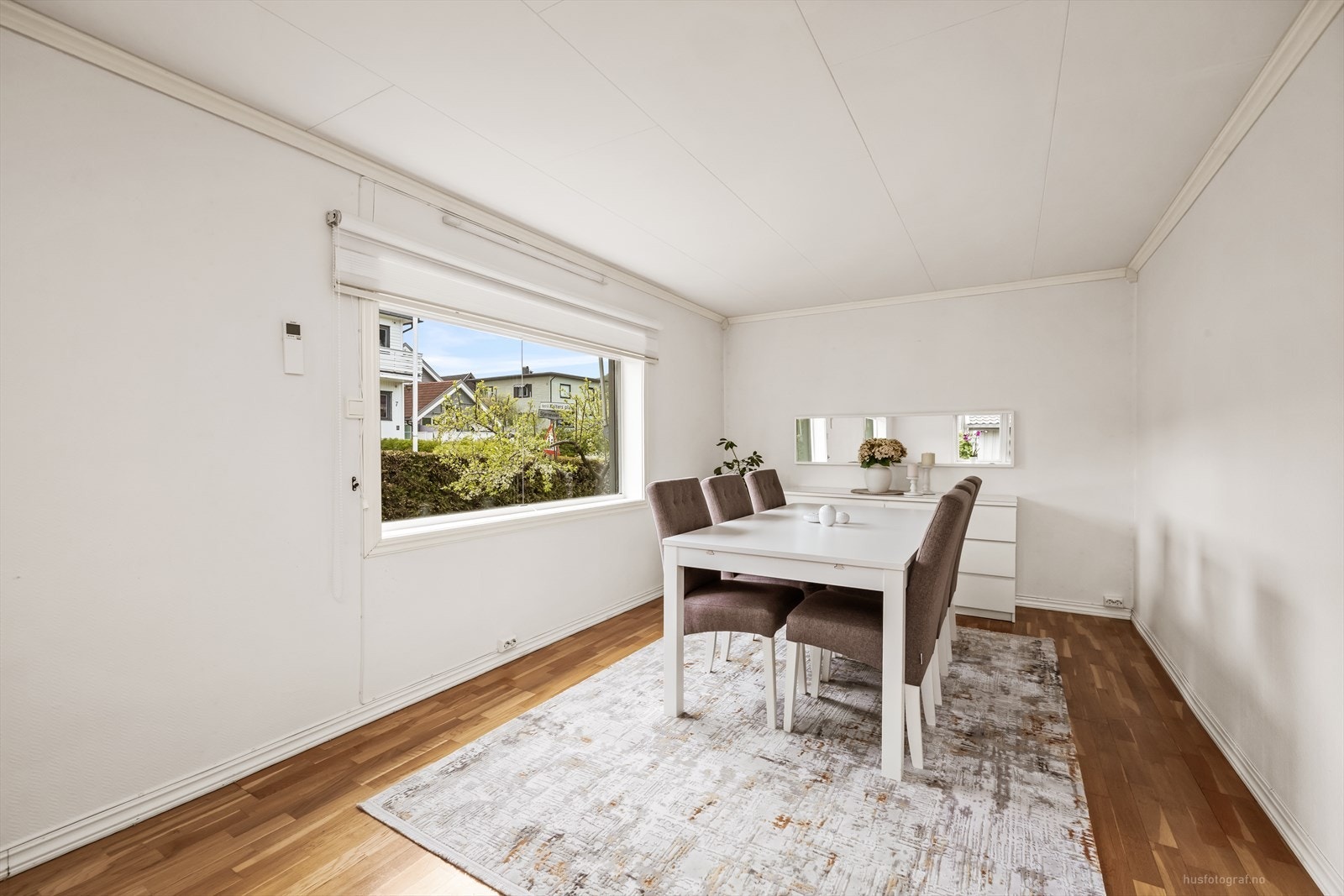 Spisestuedelen har god plass til langbord for sosiale sammenkomster. Galleribilde