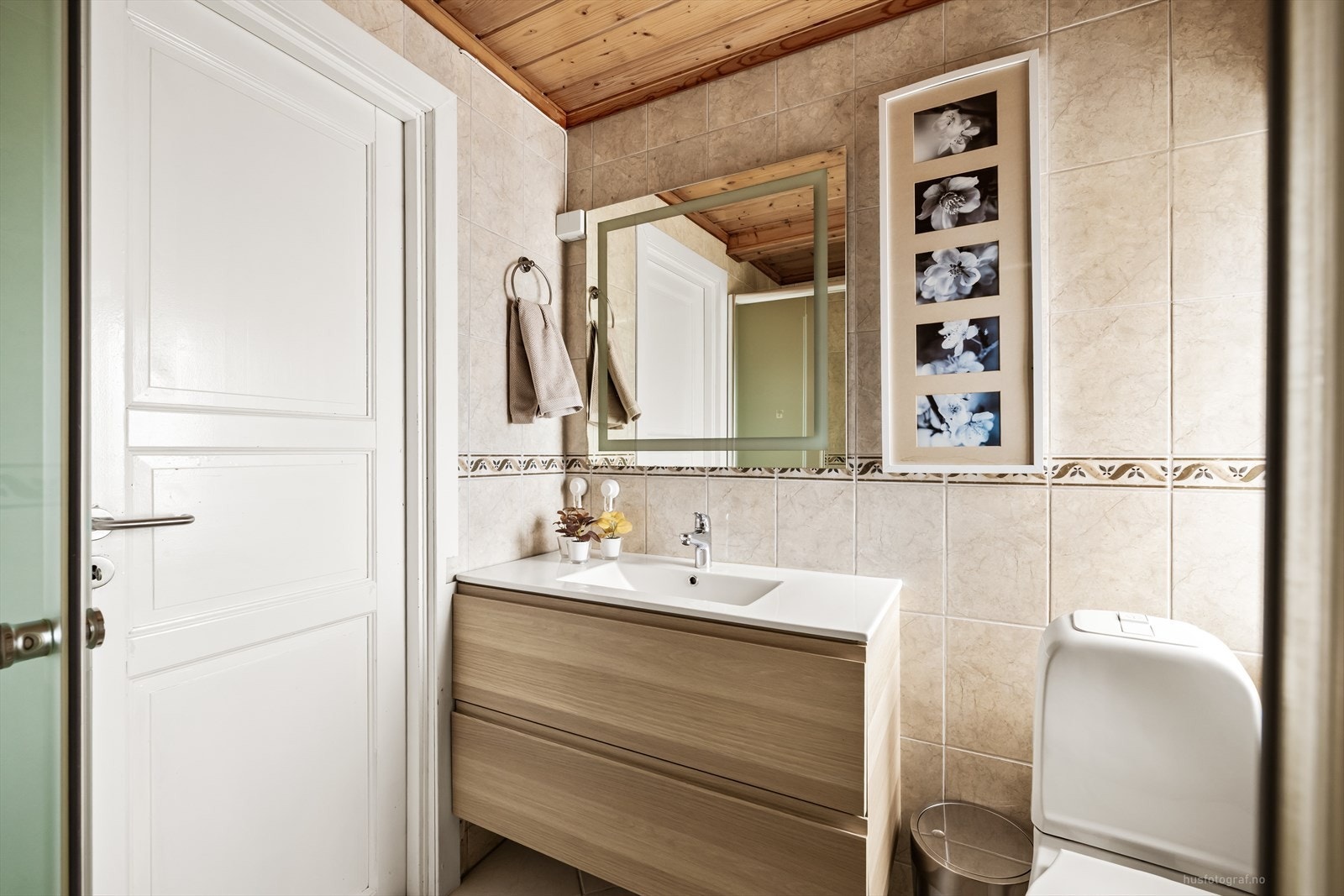 Badet i andre etasje ble oppgradert i 2009, med fliser på veggene og panel i taket. Galleribilde