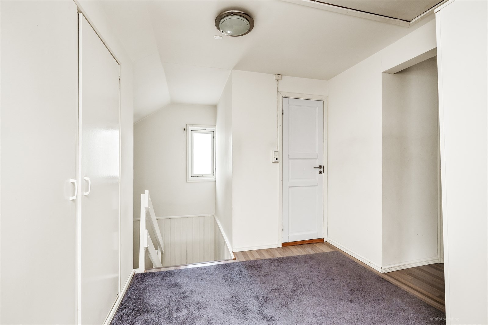 Gangen i andre etasje binder sammen soverommene og badet. Galleribilde