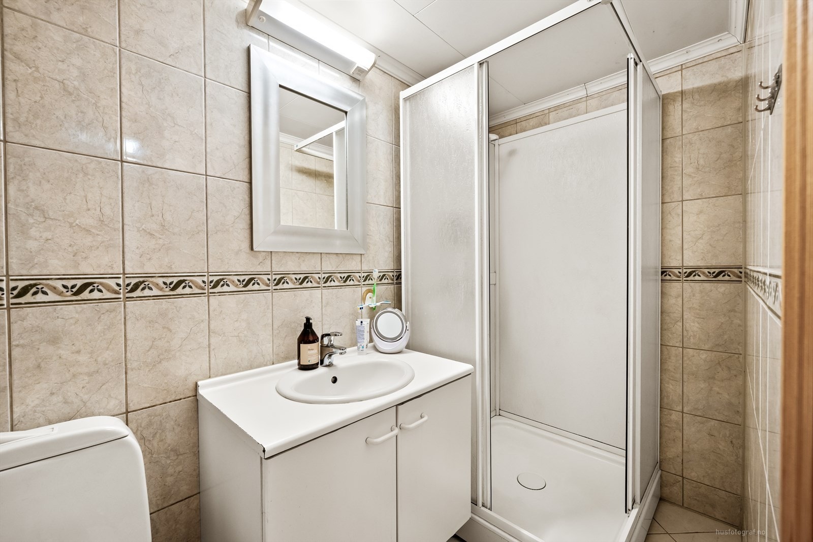 Badet i underetasjen er fra 2009 og har flislagt gulv, dusjkabinett og mekanisk avtrekk. Galleribilde